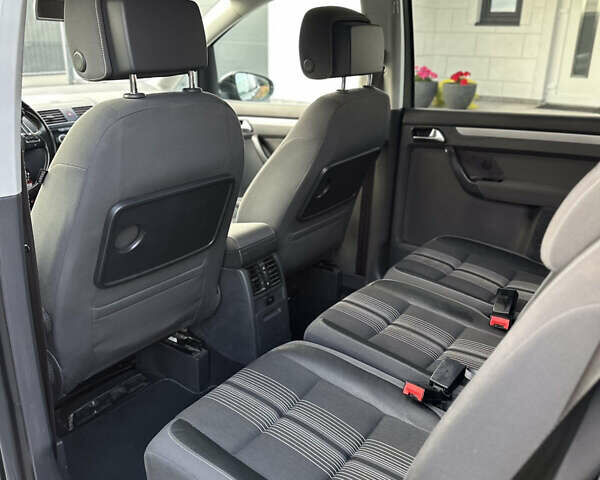 Серый Фольксваген Туран, объемом двигателя 1.6 л и пробегом 232 тыс. км за 11250 $, фото 53 на Automoto.ua