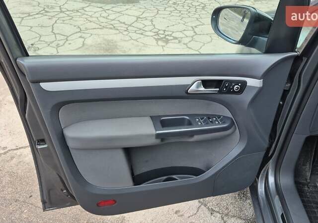 Серый Фольксваген Туран, объемом двигателя 1.6 л и пробегом 256 тыс. км за 8900 $, фото 31 на Automoto.ua