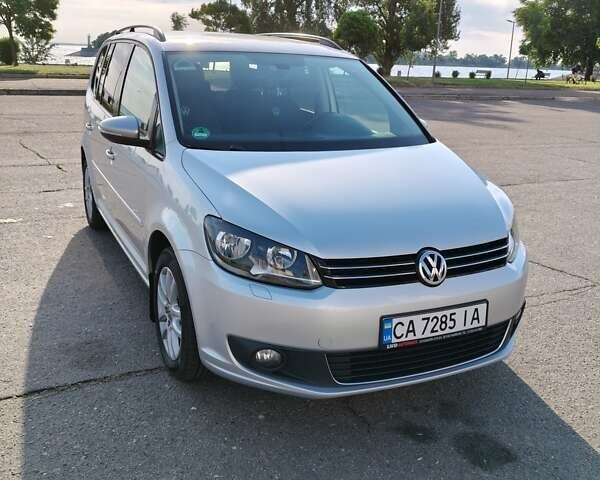 Серый Фольксваген Туран, объемом двигателя 1.6 л и пробегом 380 тыс. км за 10600 $, фото 1 на Automoto.ua