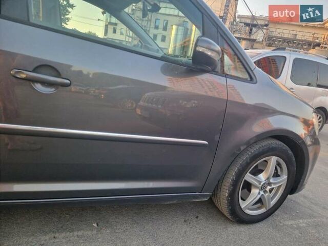 Серый Фольксваген Туран, объемом двигателя 1.97 л и пробегом 325 тыс. км за 14000 $, фото 2 на Automoto.ua