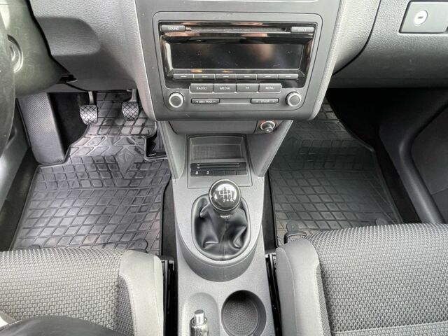 Сірий Фольксваген Туран, об'ємом двигуна 2 л та пробігом 261 тис. км за 10000 $, фото 17 на Automoto.ua