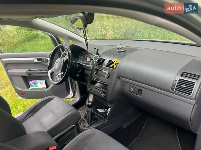 Серый Фольксваген Туран, объемом двигателя 1.98 л и пробегом 260 тыс. км за 11400 $, фото 5 на Automoto.ua