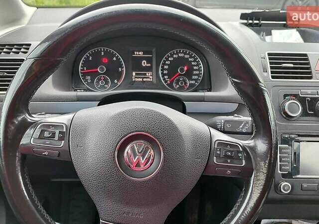 Серый Фольксваген Туран, объемом двигателя 1.6 л и пробегом 315 тыс. км за 10700 $, фото 3 на Automoto.ua