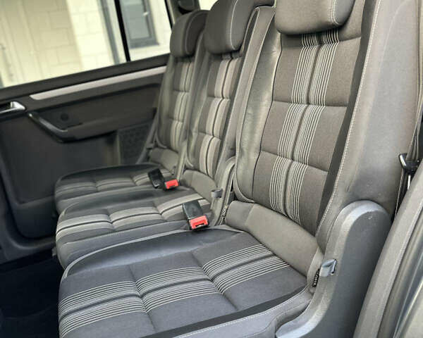 Серый Фольксваген Туран, объемом двигателя 1.6 л и пробегом 232 тыс. км за 11250 $, фото 54 на Automoto.ua