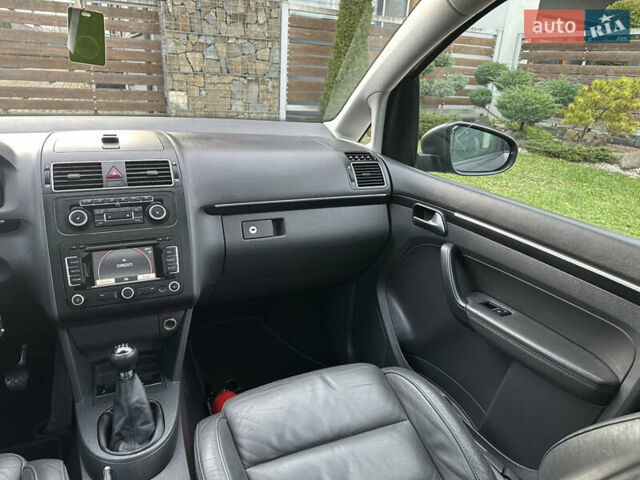 Сірий Фольксваген Туран, об'ємом двигуна 2 л та пробігом 224 тис. км за 12199 $, фото 131 на Automoto.ua