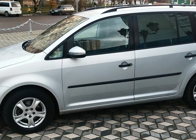 Серый Фольксваген Туран, объемом двигателя 1.6 л и пробегом 250 тыс. км за 9500 $, фото 5 на Automoto.ua