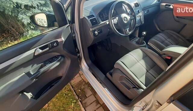 Серый Фольксваген Туран, объемом двигателя 1.6 л и пробегом 223 тыс. км за 11600 $, фото 4 на Automoto.ua