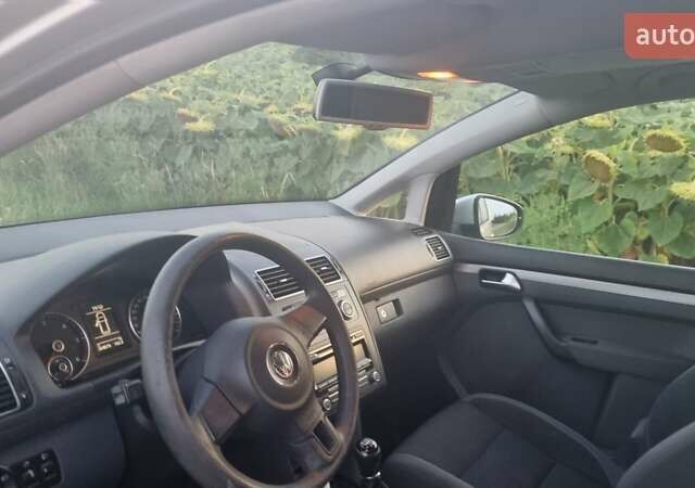 Серый Фольксваген Туран, объемом двигателя 1.6 л и пробегом 300 тыс. км за 9600 $, фото 6 на Automoto.ua