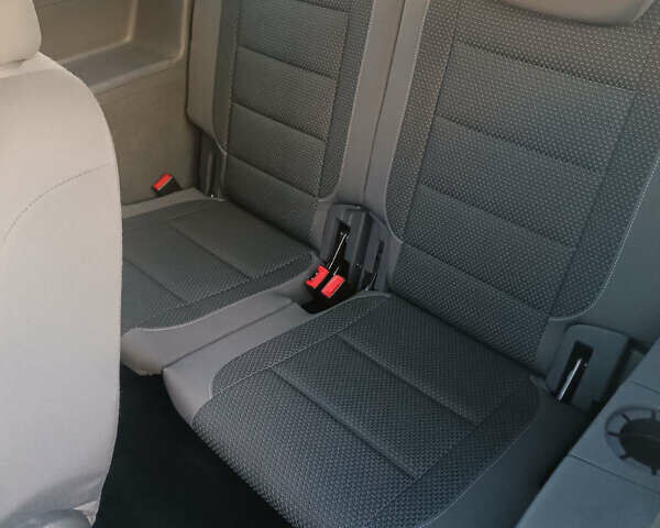 Сірий Фольксваген Туран, об'ємом двигуна 1.6 л та пробігом 271 тис. км за 9750 $, фото 16 на Automoto.ua