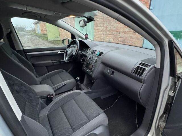 Серый Фольксваген Туран, объемом двигателя 1.6 л и пробегом 222 тыс. км за 10500 $, фото 7 на Automoto.ua