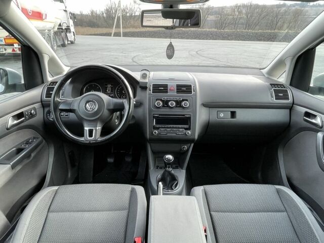 Сірий Фольксваген Туран, об'ємом двигуна 2 л та пробігом 261 тис. км за 10000 $, фото 20 на Automoto.ua