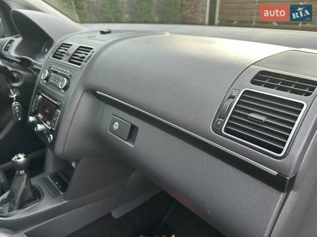 Сірий Фольксваген Туран, об'ємом двигуна 2 л та пробігом 224 тис. км за 12199 $, фото 110 на Automoto.ua