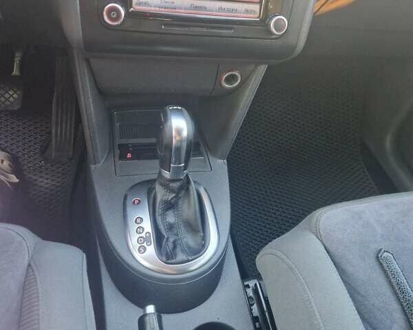 Серый Фольксваген Туран, объемом двигателя 1.97 л и пробегом 325 тыс. км за 14000 $, фото 6 на Automoto.ua