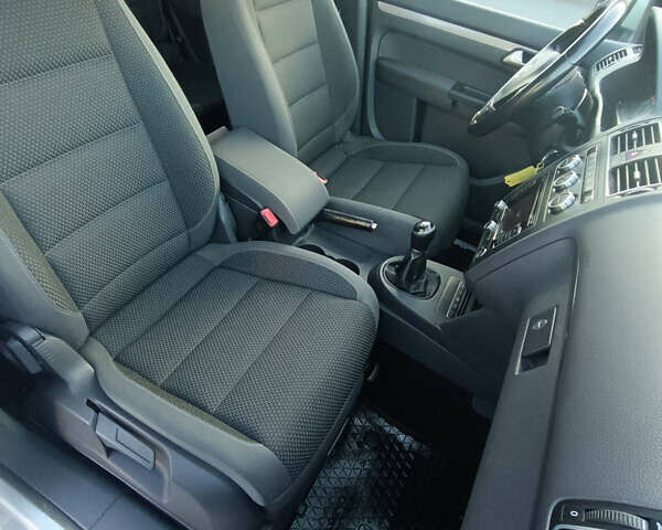 Сірий Фольксваген Туран, об'ємом двигуна 1.6 л та пробігом 271 тис. км за 9750 $, фото 26 на Automoto.ua