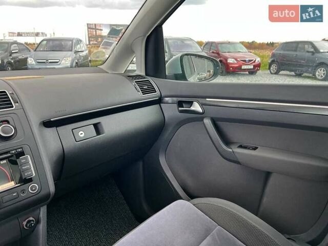 Сірий Фольксваген Туран, об'ємом двигуна 1.6 л та пробігом 269 тис. км за 10990 $, фото 33 на Automoto.ua