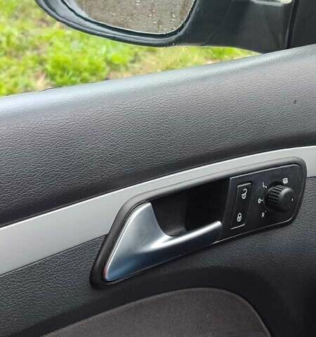 Серый Фольксваген Туран, объемом двигателя 1.6 л и пробегом 315 тыс. км за 10700 $, фото 1 на Automoto.ua