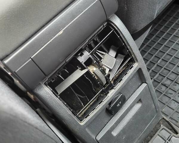 Серый Фольксваген Туран, объемом двигателя 1.6 л и пробегом 367 тыс. км за 10454 $, фото 3 на Automoto.ua