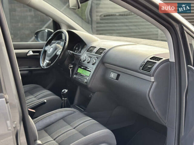 Серый Фольксваген Туран, объемом двигателя 1.6 л и пробегом 232 тыс. км за 11250 $, фото 33 на Automoto.ua