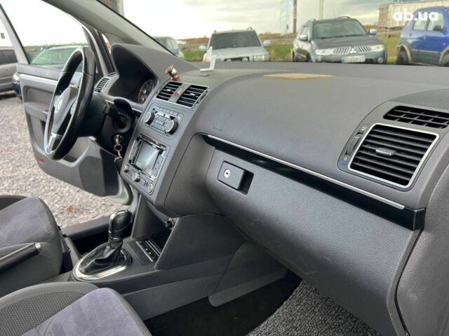 Сірий Фольксваген Туран, об'ємом двигуна 1.6 л та пробігом 269 тис. км за 10990 $, фото 42 на Automoto.ua