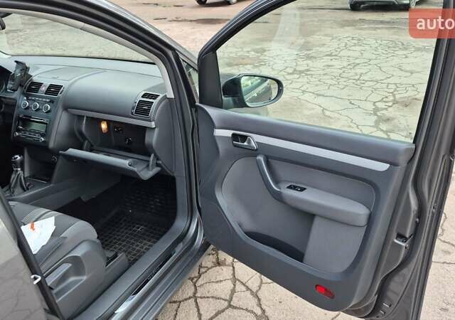 Серый Фольксваген Туран, объемом двигателя 1.6 л и пробегом 256 тыс. км за 8900 $, фото 36 на Automoto.ua