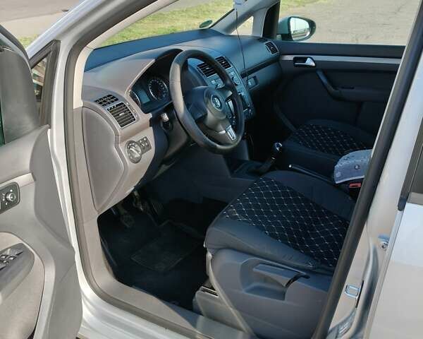 Серый Фольксваген Туран, объемом двигателя 1.6 л и пробегом 380 тыс. км за 10600 $, фото 4 на Automoto.ua