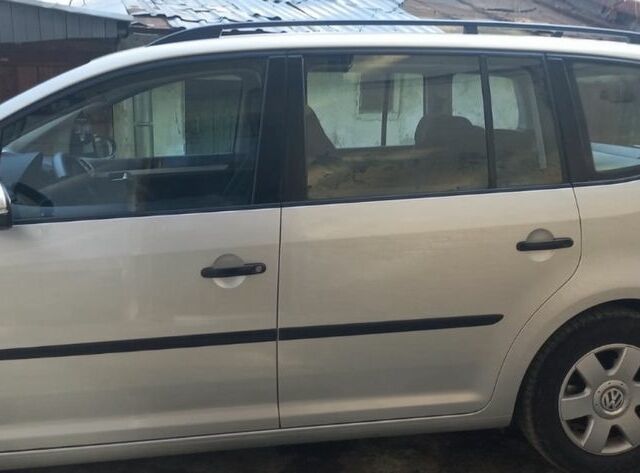 Серый Фольксваген Туран, объемом двигателя 1.4 л и пробегом 200 тыс. км за 12880 $, фото 2 на Automoto.ua