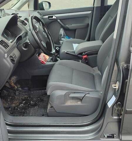 Серый Фольксваген Туран, объемом двигателя 1.6 л и пробегом 315 тыс. км за 10700 $, фото 9 на Automoto.ua