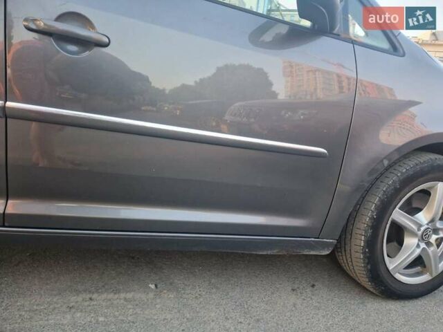 Серый Фольксваген Туран, объемом двигателя 1.97 л и пробегом 325 тыс. км за 14000 $, фото 3 на Automoto.ua