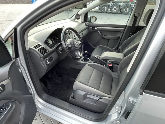 Сірий Фольксваген Туран, об'ємом двигуна 2 л та пробігом 261 тис. км за 10000 $, фото 14 на Automoto.ua