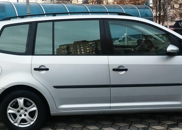 Серый Фольксваген Туран, объемом двигателя 1.6 л и пробегом 250 тыс. км за 9500 $, фото 3 на Automoto.ua