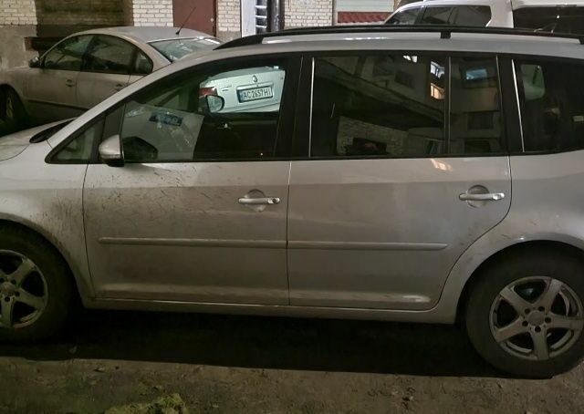 Серый Фольксваген Туран, объемом двигателя 0 л и пробегом 288 тыс. км за 9999 $, фото 1 на Automoto.ua