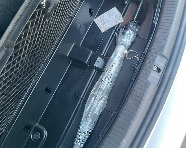 Сірий Фольксваген Туран, об'ємом двигуна 1.6 л та пробігом 271 тис. км за 9750 $, фото 17 на Automoto.ua