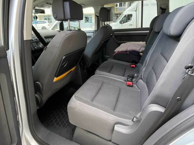 Серый Фольксваген Туран, объемом двигателя 1.6 л и пробегом 290 тыс. км за 9900 $, фото 7 на Automoto.ua