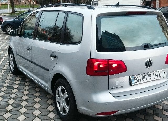 Серый Фольксваген Туран, объемом двигателя 1.6 л и пробегом 250 тыс. км за 9500 $, фото 1 на Automoto.ua