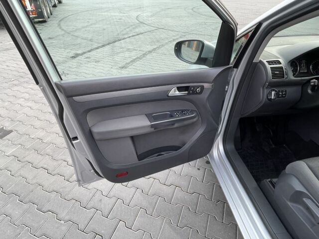 Сірий Фольксваген Туран, об'ємом двигуна 2 л та пробігом 261 тис. км за 10000 $, фото 16 на Automoto.ua