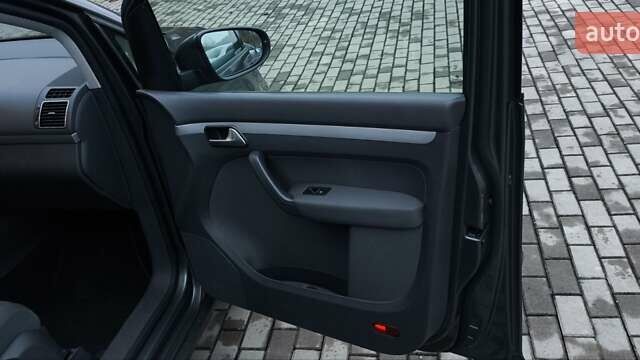 Серый Фольксваген Туран, объемом двигателя 1.4 л и пробегом 194 тыс. км за 9700 $, фото 17 на Automoto.ua