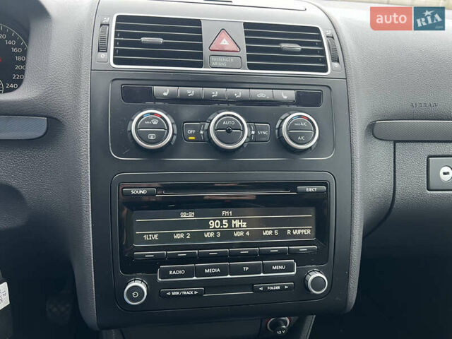 Серый Фольксваген Туран, объемом двигателя 1.6 л и пробегом 201 тыс. км за 12800 $, фото 24 на Automoto.ua