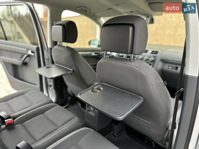 Серый Фольксваген Туран, объемом двигателя 2 л и пробегом 225 тыс. км за 10999 $, фото 126 на Automoto.ua