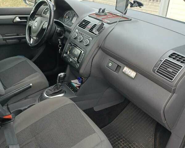 Серый Фольксваген Туран, объемом двигателя 1.6 л и пробегом 206 тыс. км за 10500 $, фото 1 на Automoto.ua