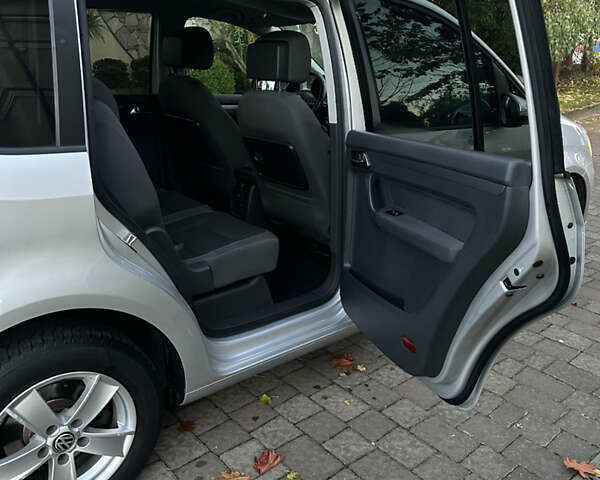 Фольксваген Туран 2013 в Сарнах на Automoto.ua Серый Фольксваген Туран, объемом двигателя 1.6 л и пробегом 249 тыс. км за 11350 $, фото 38 на Automoto.ua