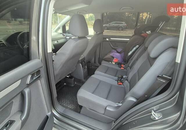 Серый Фольксваген Туран, объемом двигателя 1.6 л и пробегом 300 тыс. км за 10500 $, фото 14 на Automoto.ua