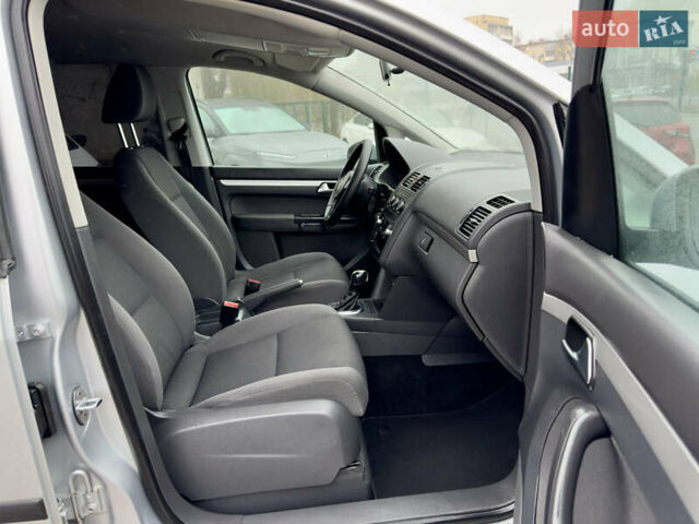 Серый Фольксваген Туран, объемом двигателя 1.39 л и пробегом 223 тыс. км за 10500 $, фото 2 на Automoto.ua