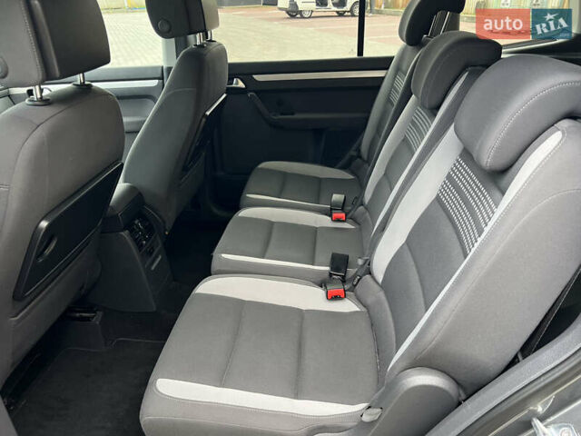 Серый Фольксваген Туран, объемом двигателя 1.6 л и пробегом 201 тыс. км за 12800 $, фото 12 на Automoto.ua