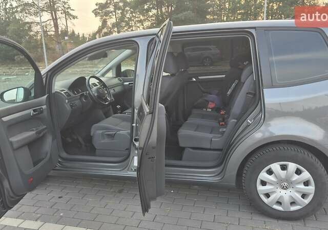 Серый Фольксваген Туран, объемом двигателя 1.6 л и пробегом 300 тыс. км за 10500 $, фото 12 на Automoto.ua