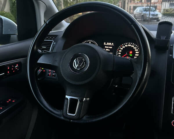 Фольксваген Туран 2013 в Сарнах на Automoto.ua Серый Фольксваген Туран, объемом двигателя 1.6 л и пробегом 249 тыс. км за 11350 $, фото 51 на Automoto.ua