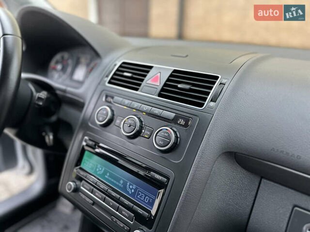 Серый Фольксваген Туран, объемом двигателя 2 л и пробегом 225 тыс. км за 10999 $, фото 94 на Automoto.ua