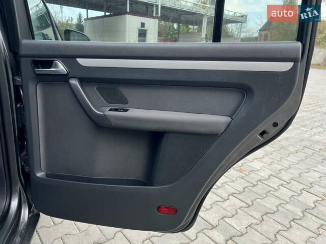 Серый Фольксваген Туран, объемом двигателя 1.6 л и пробегом 201 тыс. км за 12800 $, фото 13 на Automoto.ua