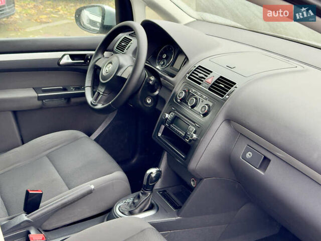 Серый Фольксваген Туран, объемом двигателя 1.39 л и пробегом 223 тыс. км за 10500 $, фото 1 на Automoto.ua