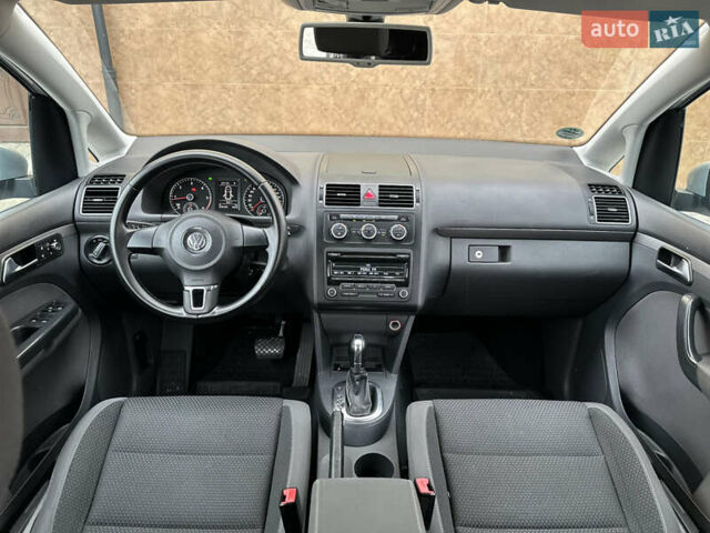 Серый Фольксваген Туран, объемом двигателя 2 л и пробегом 225 тыс. км за 10999 $, фото 4 на Automoto.ua