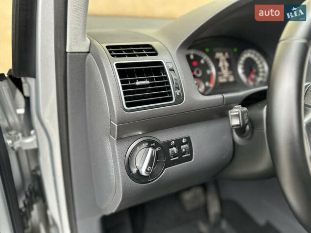 Серый Фольксваген Туран, объемом двигателя 2 л и пробегом 225 тыс. км за 10999 $, фото 108 на Automoto.ua